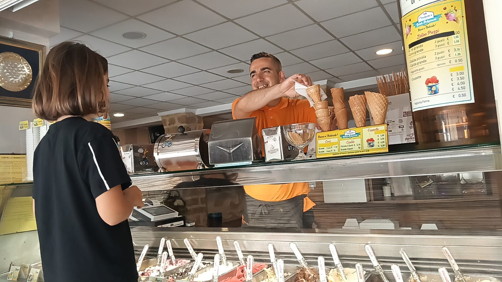 Al banco gelato, sempre con il sorriso
