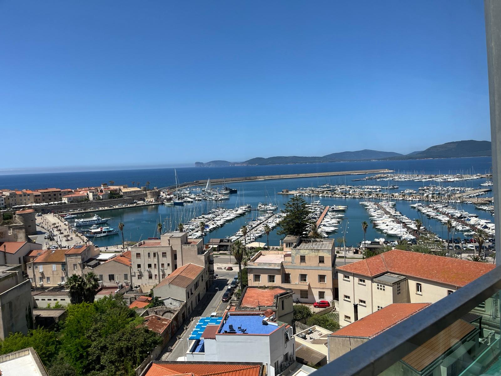 Alghero: il porto e Capo Caccia all'orizzonte