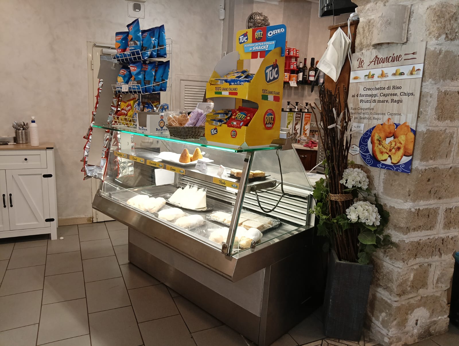 Vetrina arancine, panini e snack