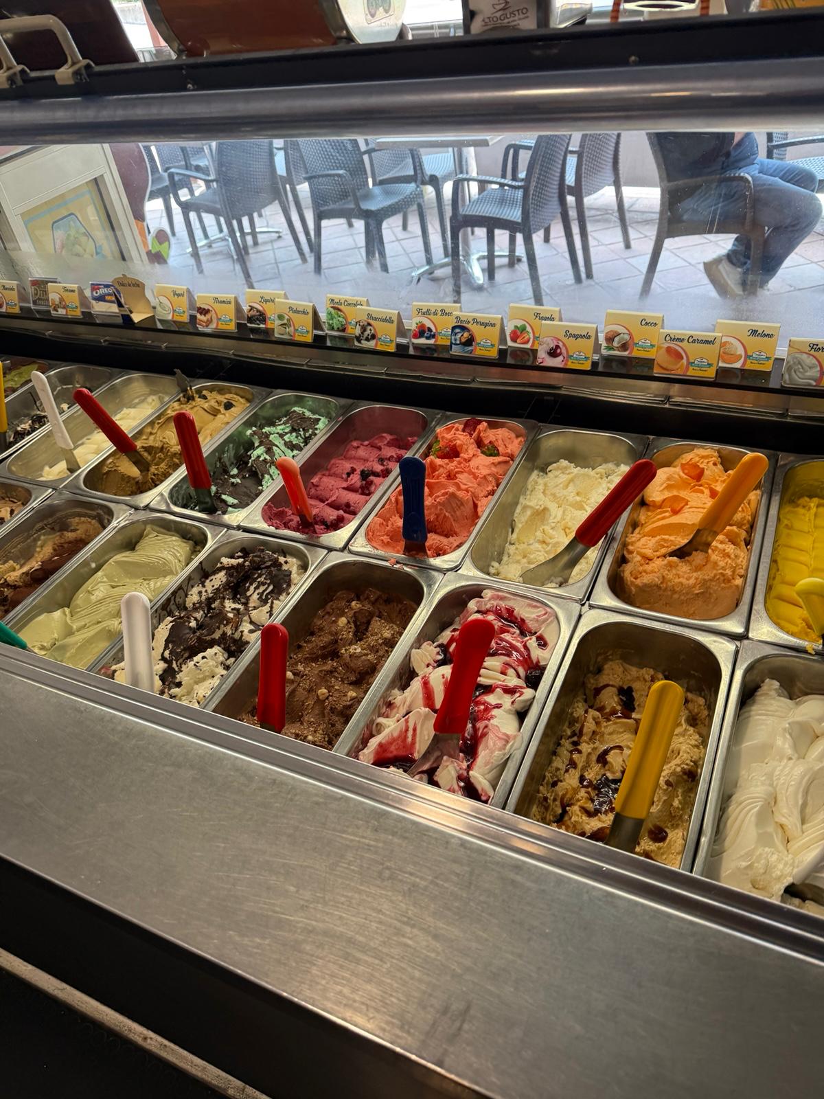 Vetrina gelato: gusti classici e di stagione