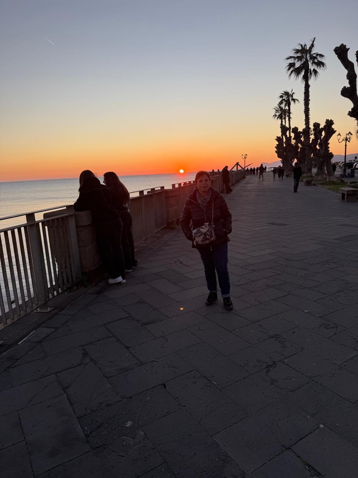 Passeggiata sul lungomare al tramonto