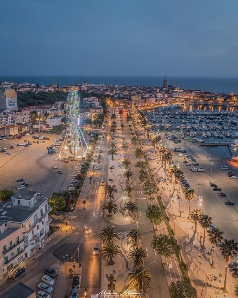 Viale I Maggio illuminato, vista notturna