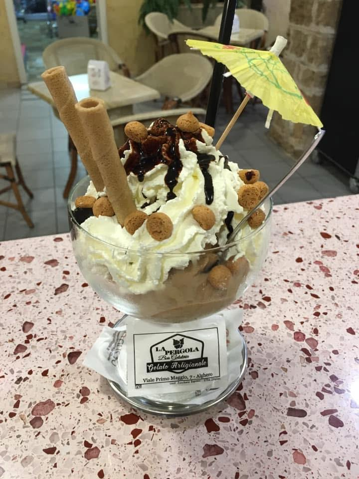Coppa gelato con panna, ombrellino e cialde