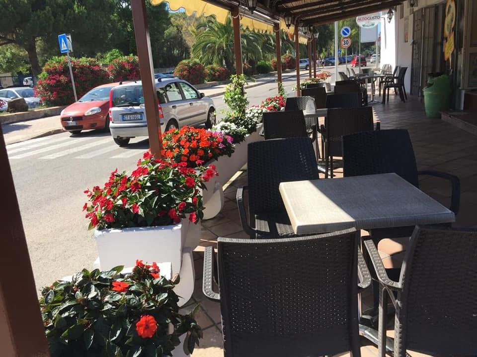 La terrazza con i fiori, vista su Viale I Maggio