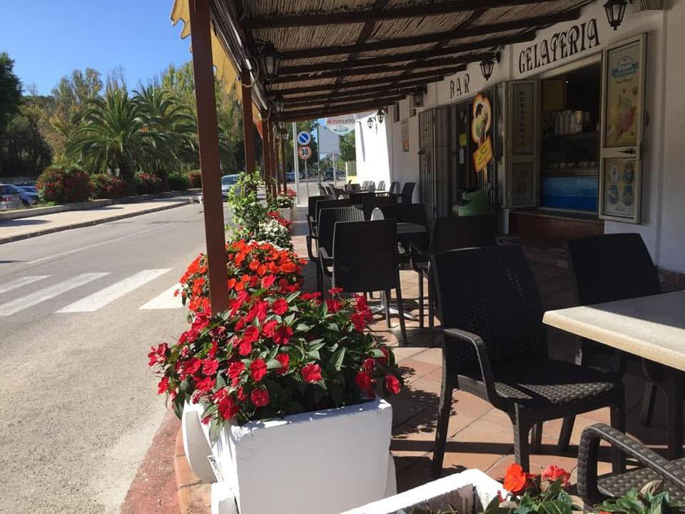 Sotto la pergola: bar e gelateria affacciati sulla via